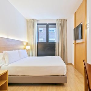 Zimmer mit Kingsize-Bett